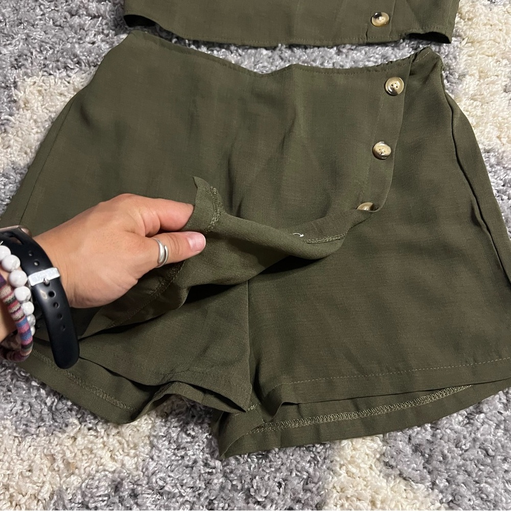 2 piece set - Olive green buttoned crop top skort - Picture 3 of 10